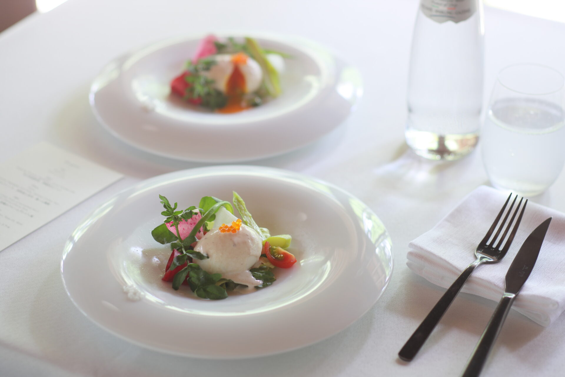 玉子と季節野菜のサラダ ソース・アンショワ トリュフ塩